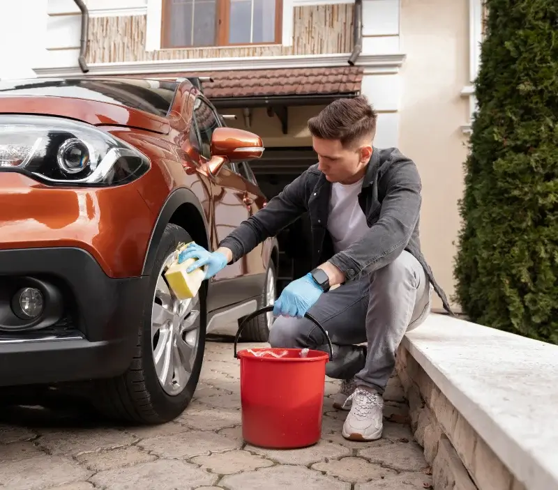 Lavage auto à domicile Saint Bonnet-Laval : professionnel intervenant sur un véhicule